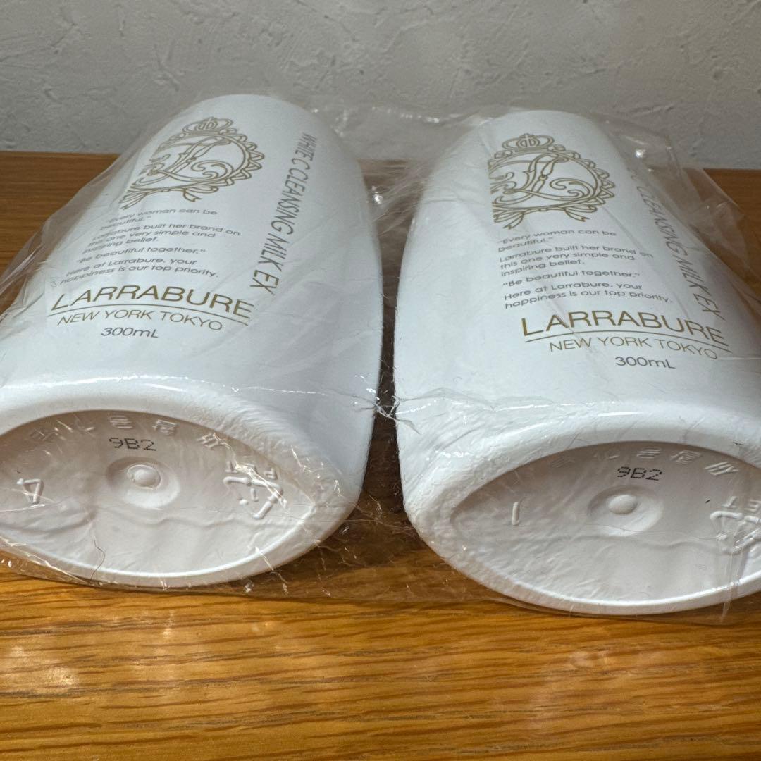 ララビュウ ホワイトCクレンジングミルクEX300ml 2本
