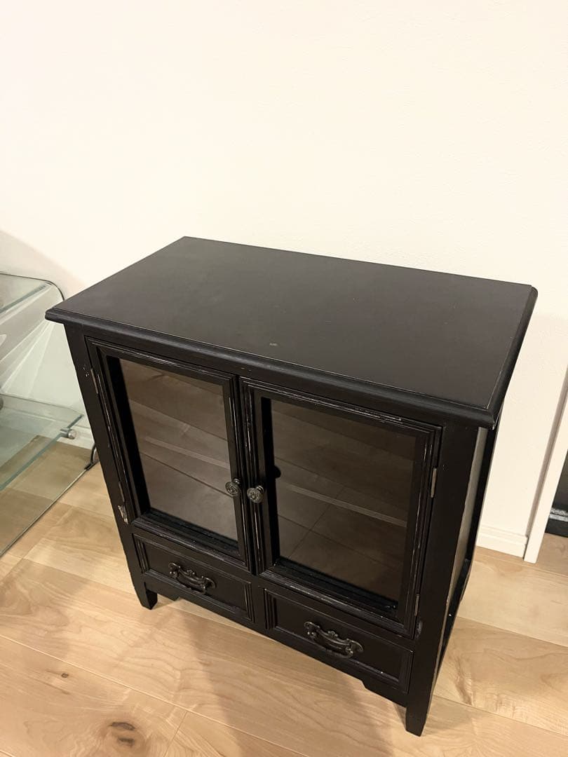 ガラスキャビネット　アンティーク加工　収納　棚サリュsalut!