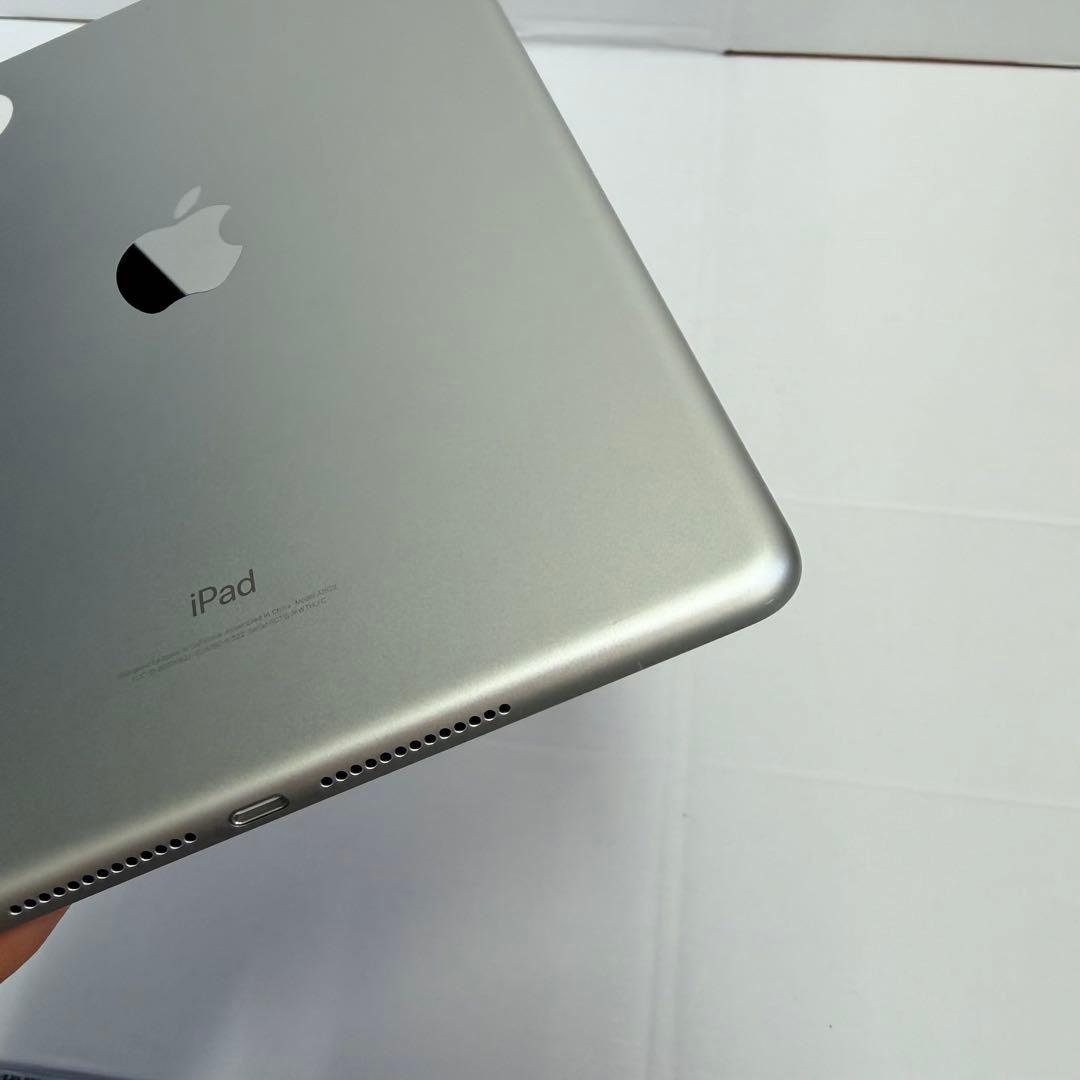良品 iPad (第5世代)シルバー32GB (A1822)