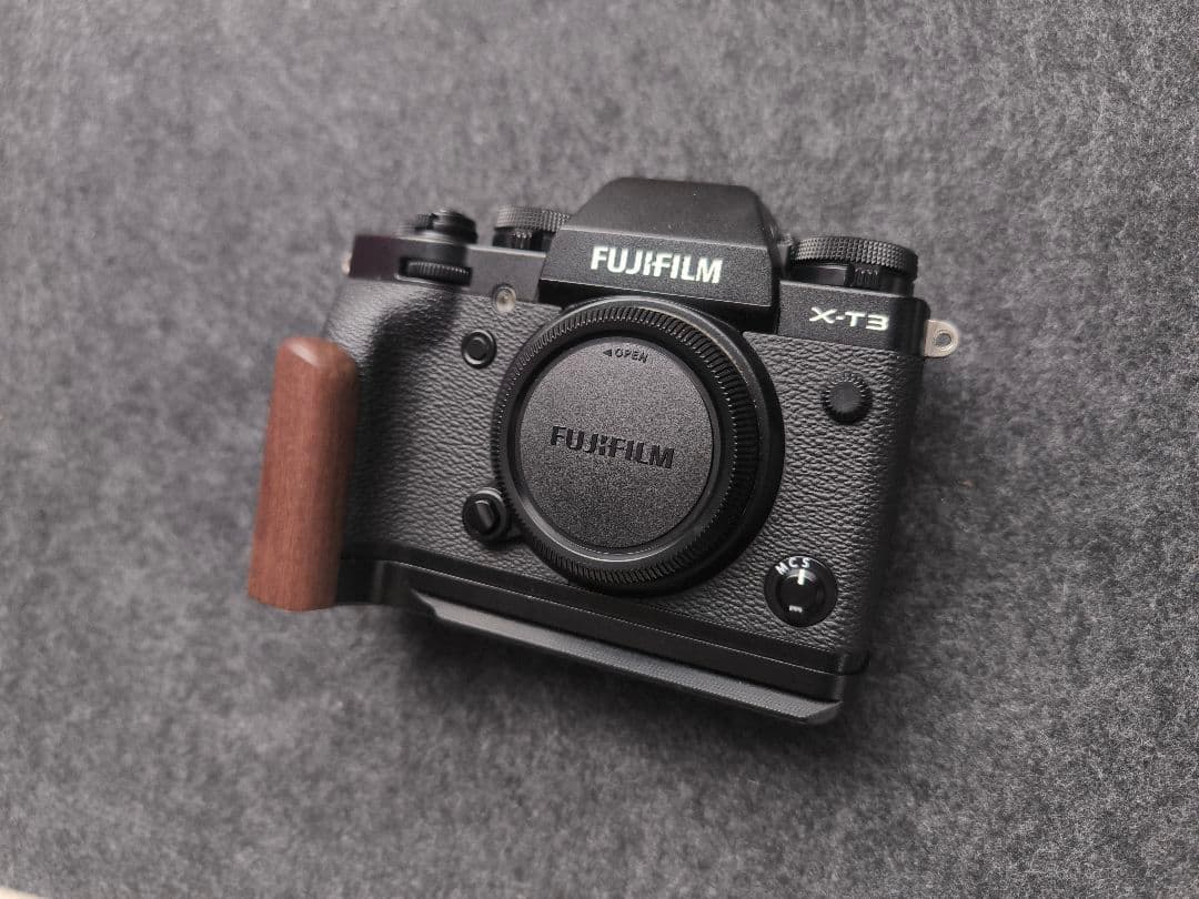 【FUJIFILM X-T3 ボディ】木製グリップ付き／動作良好