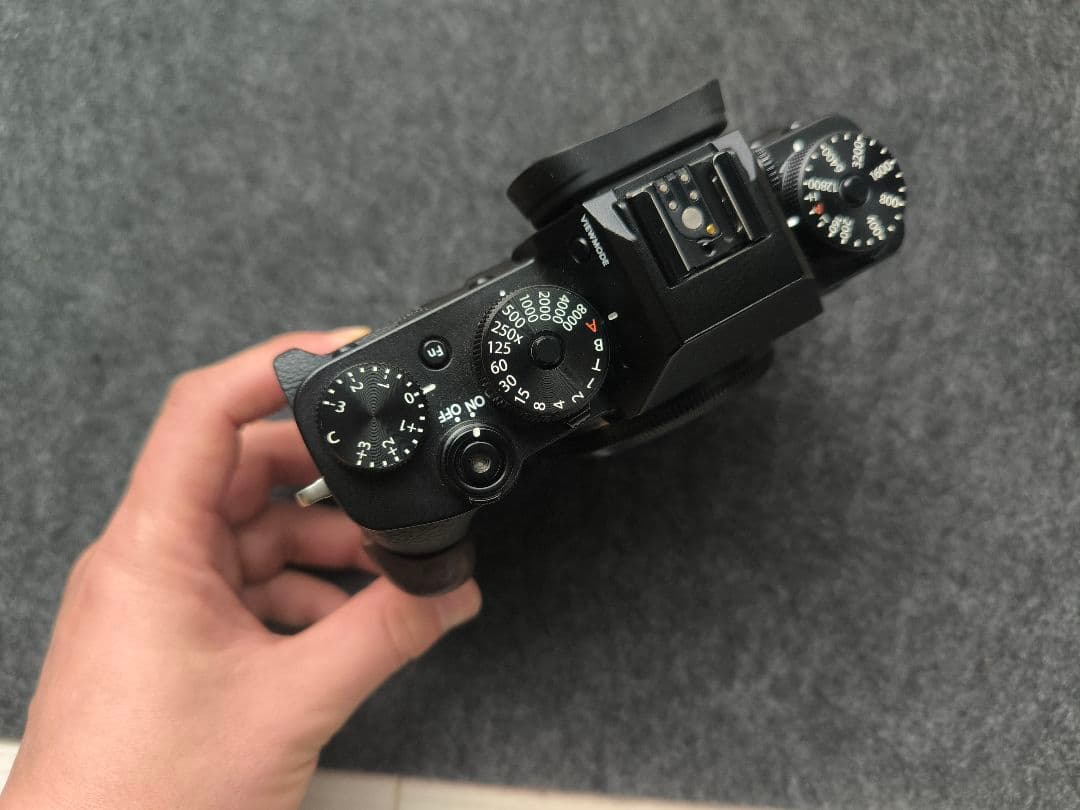 【FUJIFILM X-T3 ボディ】木製グリップ付き／動作良好