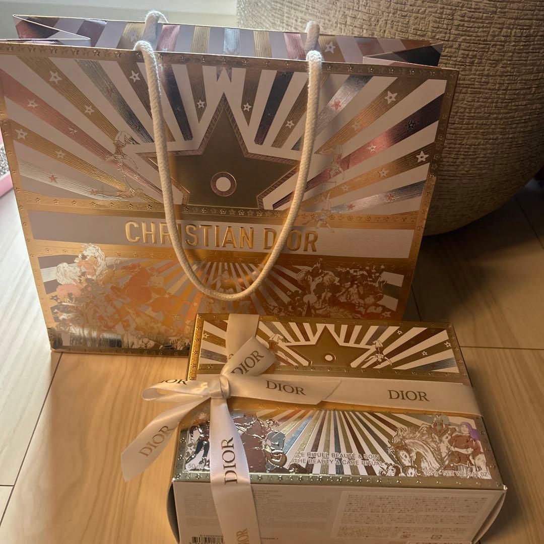 2025 ディオールクリスマスコフレ　新品　ホリデー限定ショッパー付き