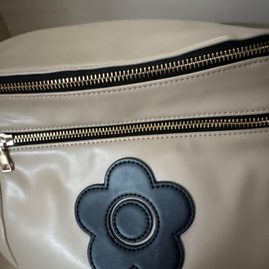 ら*ん様 マリークワント フロントポケットデイジーパッチ ボディバッグ ベージュ