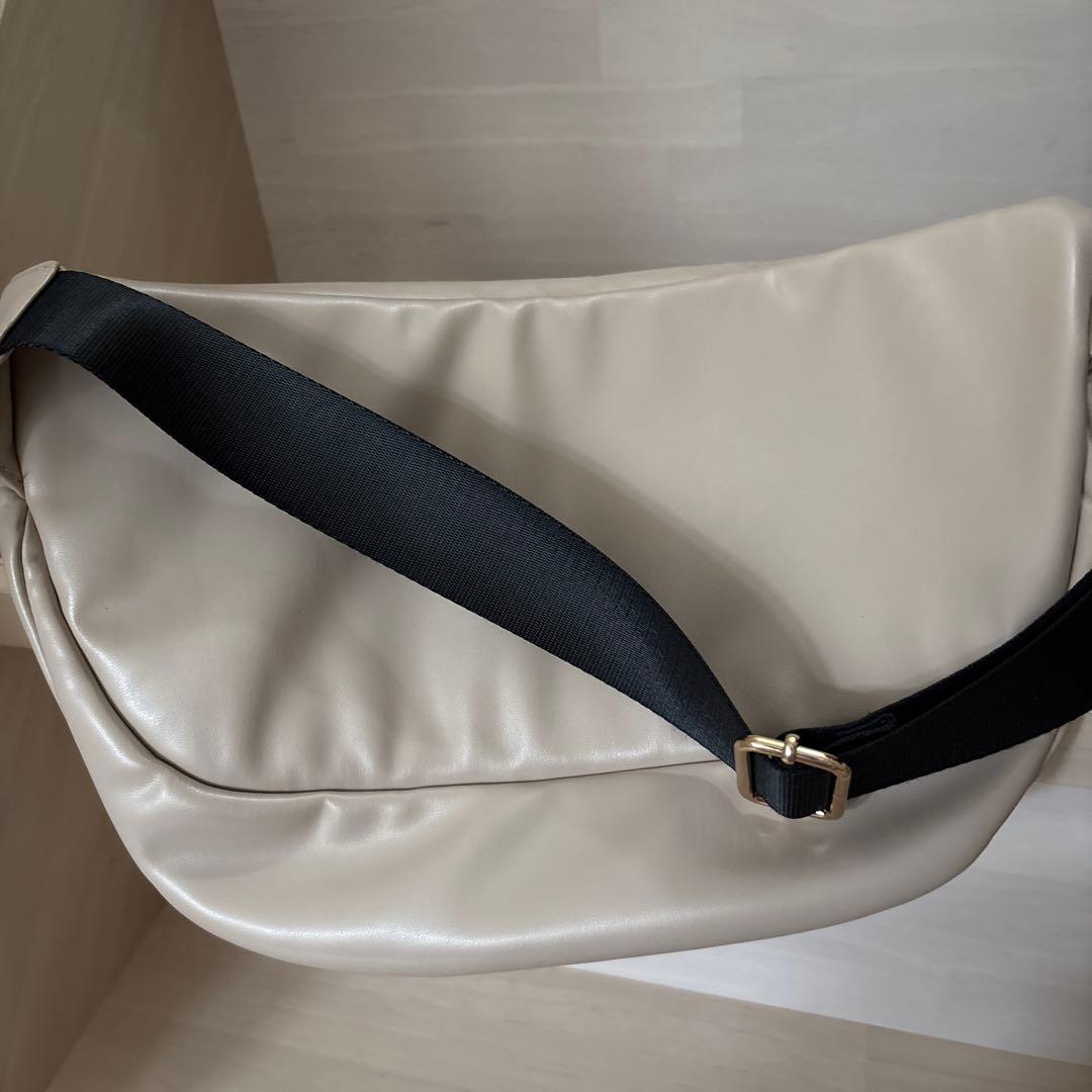 ら*ん様 マリークワント フロントポケットデイジーパッチ ボディバッグ ベージュ