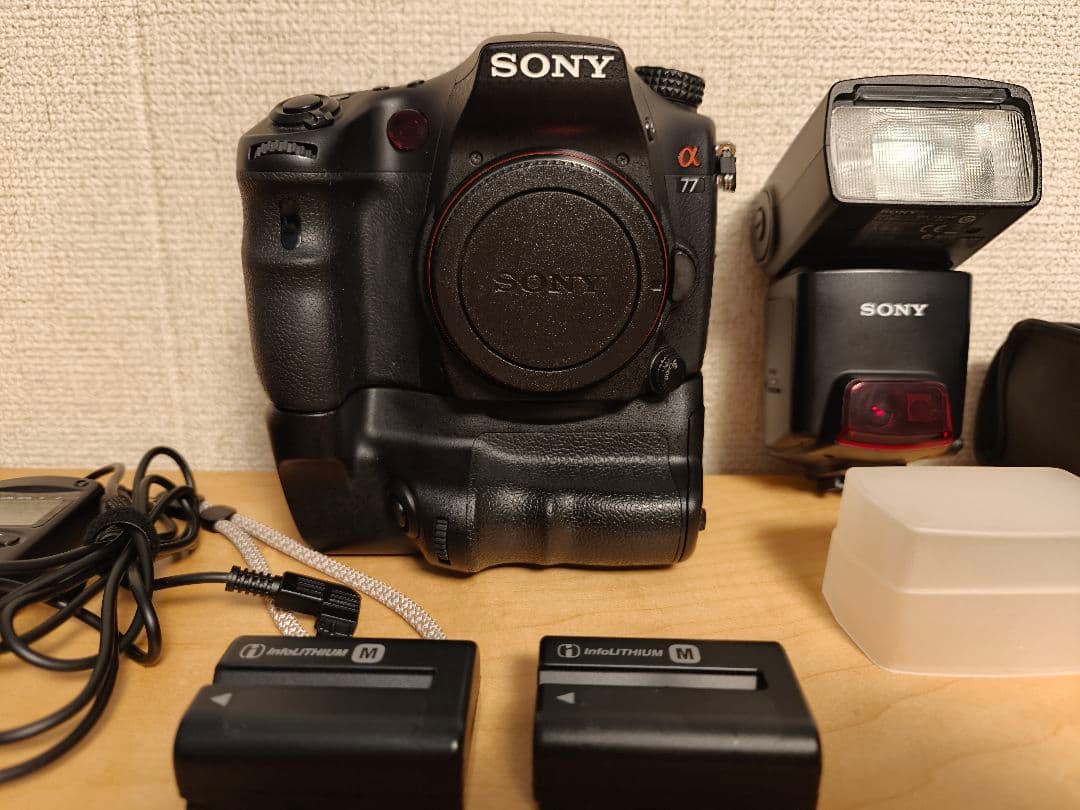 SONY α77 SLT-A77V + VG-C77AM　+　HVL-F42AM