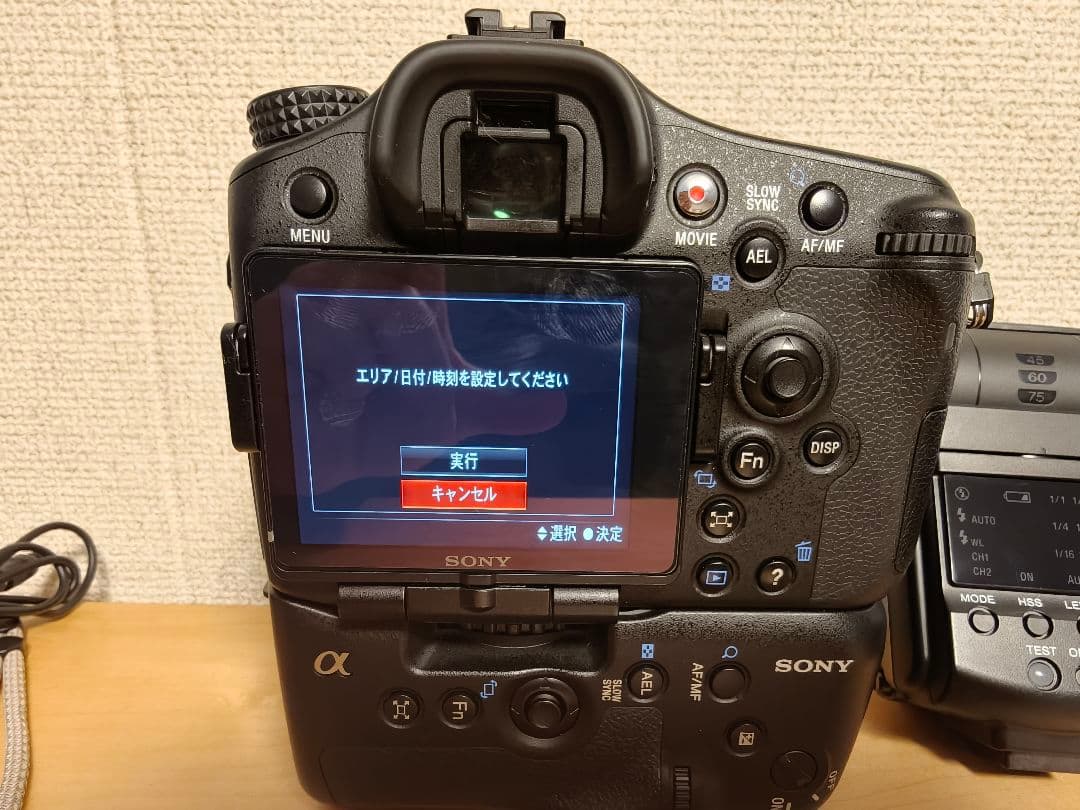 SONY α77 SLT-A77V + VG-C77AM　+　HVL-F42AM