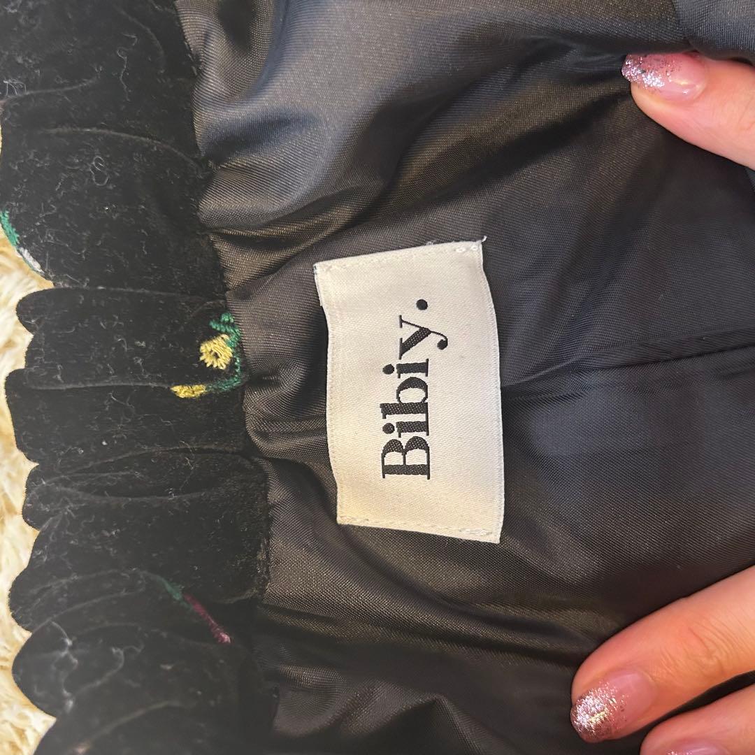 BIBIY B. STARRY PANTS 黒の花柄刺繍ワイドレッグパンツ