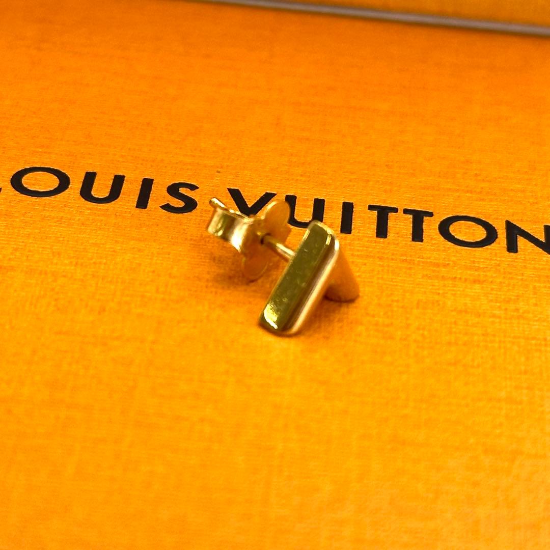 希少✨LOUISVUITTON エッセンシャル　V ピアス　ゴールド　刻印