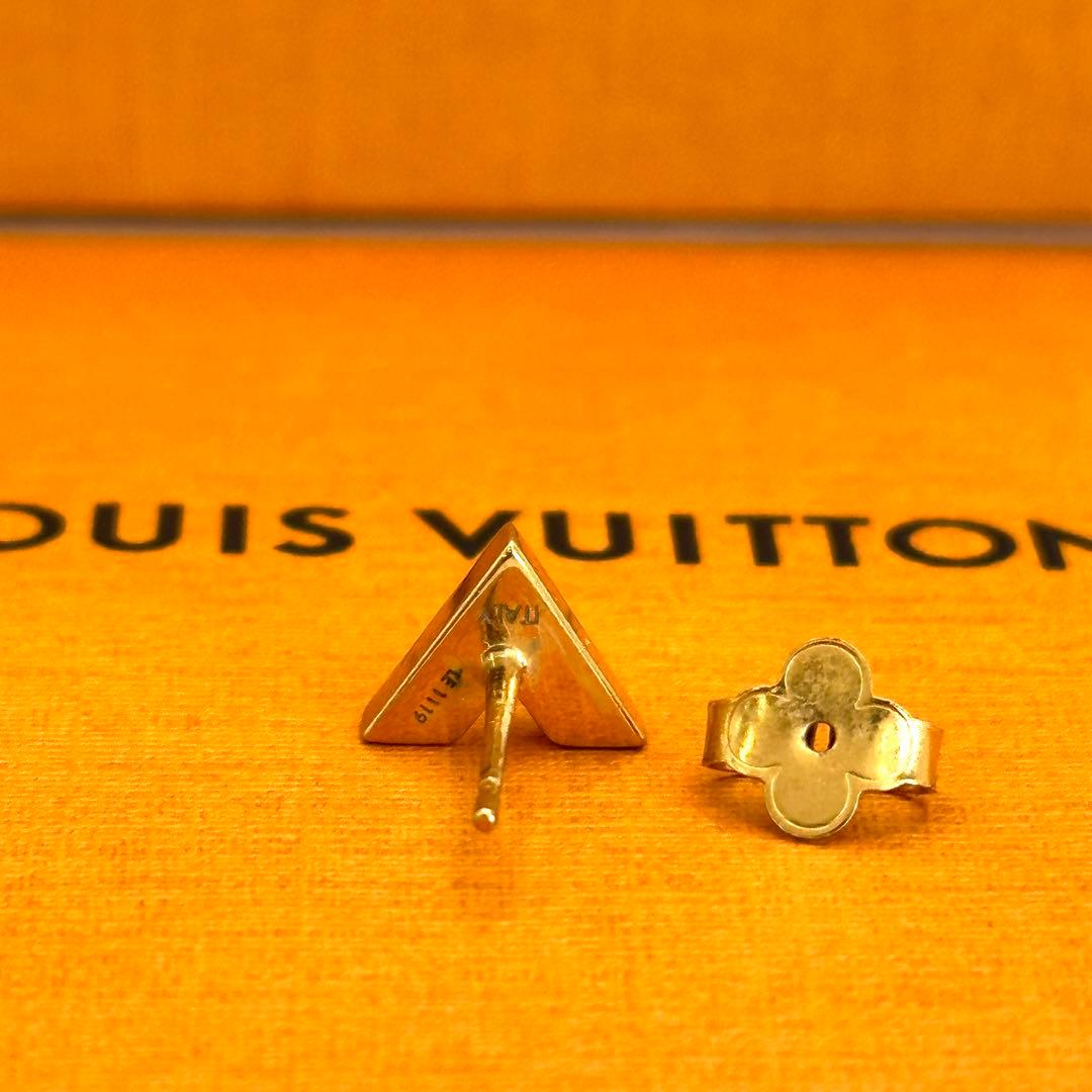 希少✨LOUISVUITTON エッセンシャル　V ピアス　ゴールド　刻印