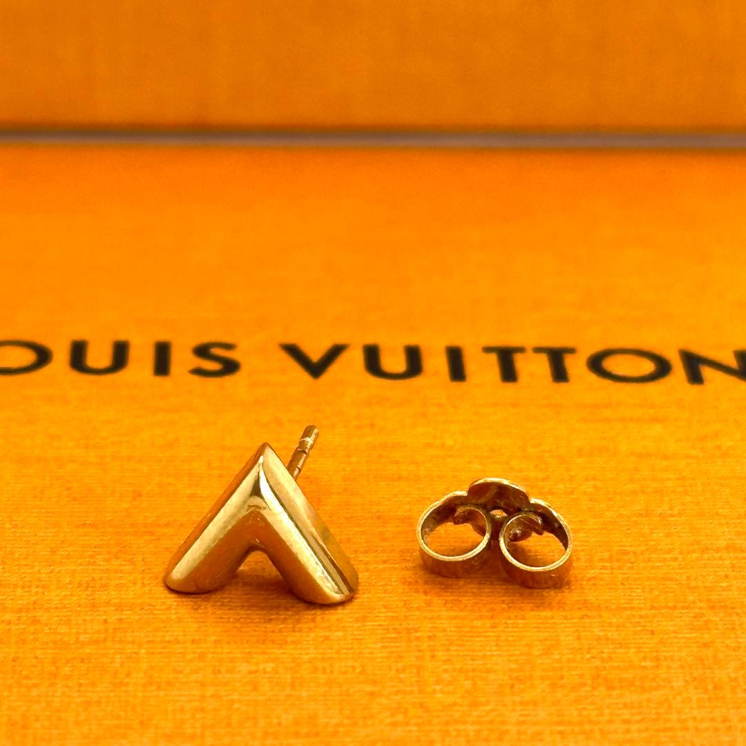 希少✨LOUISVUITTON エッセンシャル　V ピアス　ゴールド　刻印