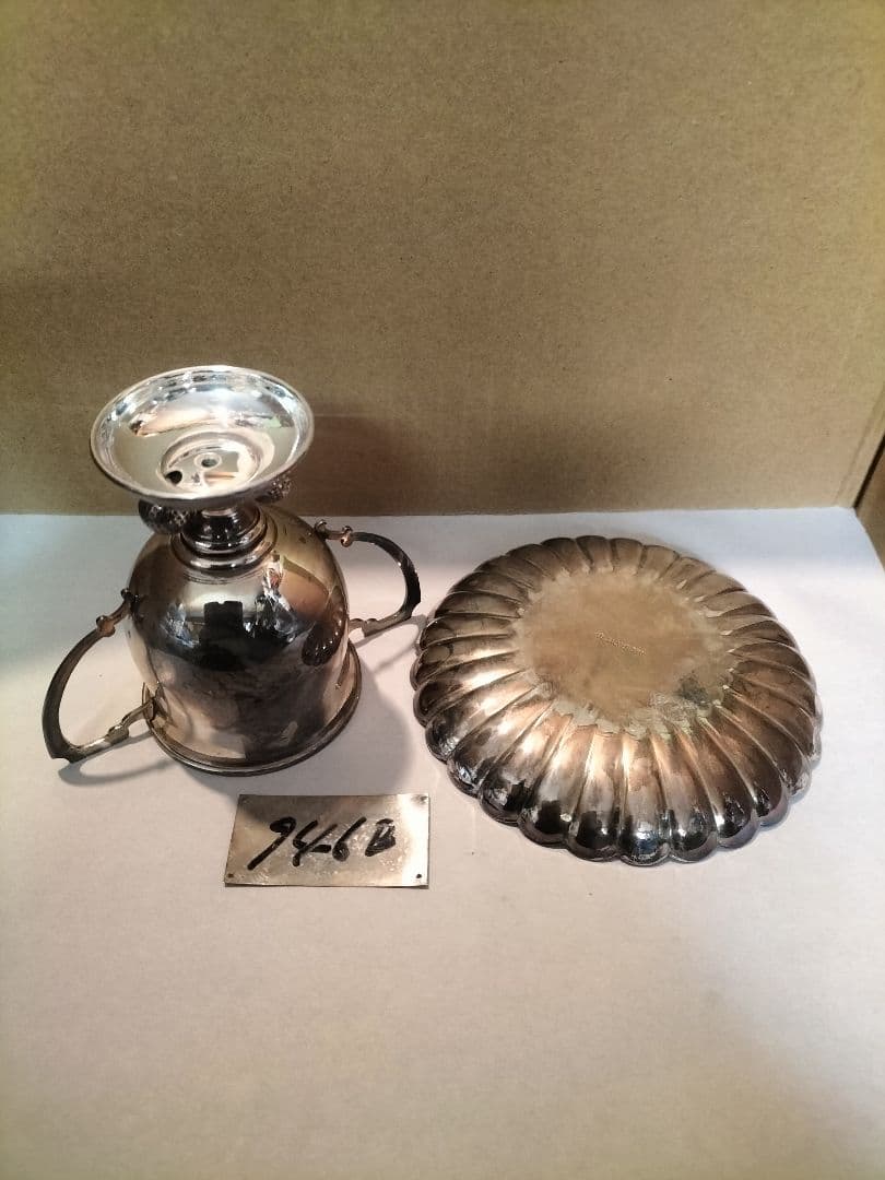 銀製トロフィーと花弁型皿セット