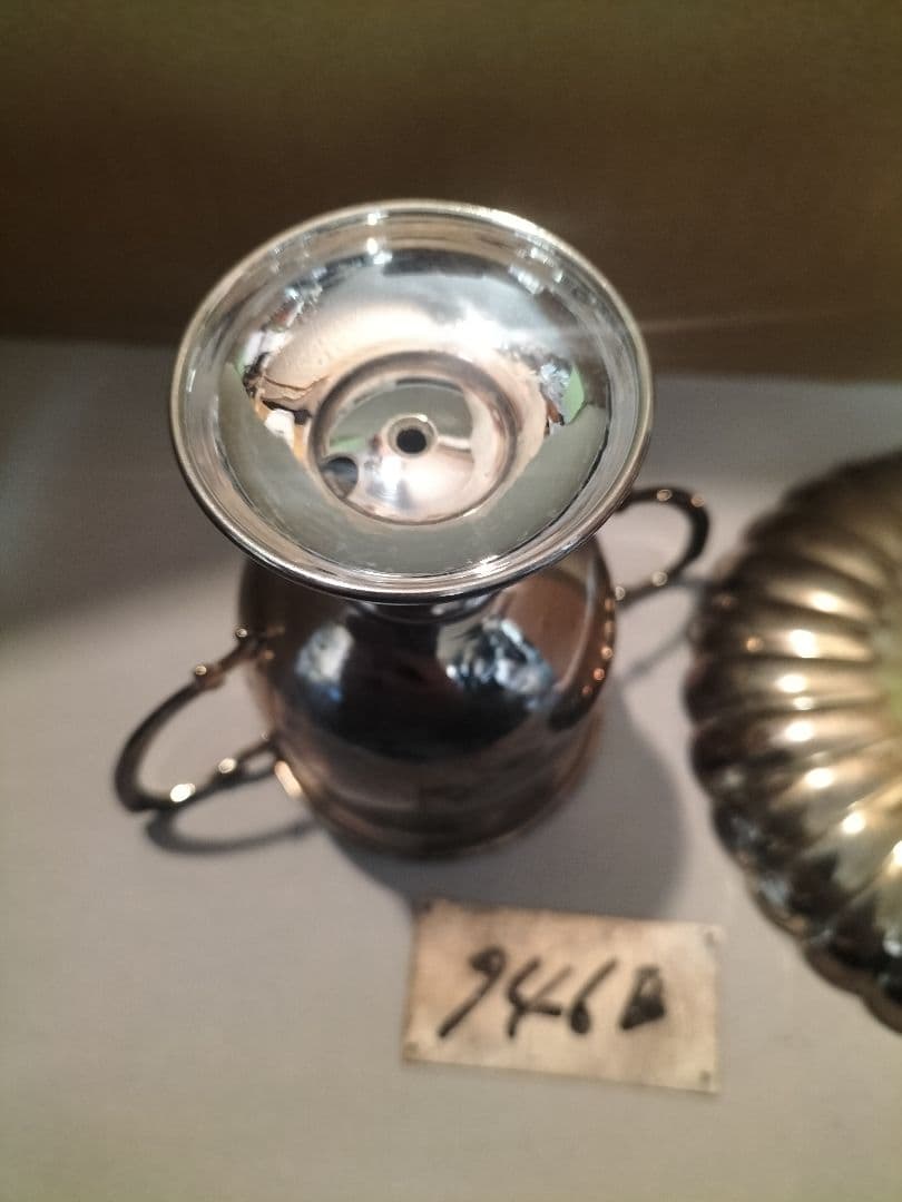 銀製トロフィーと花弁型皿セット