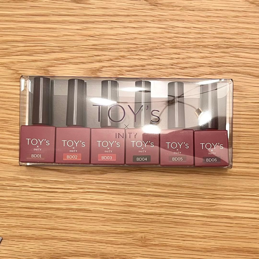 TOY's × INITY ボルドーマグコレクション