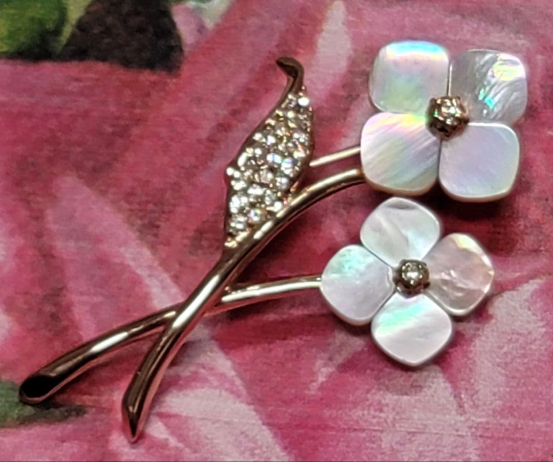 新品　ヴァンドームブティック　 白蝶貝　お花　ブローチ　ピンクゴールド