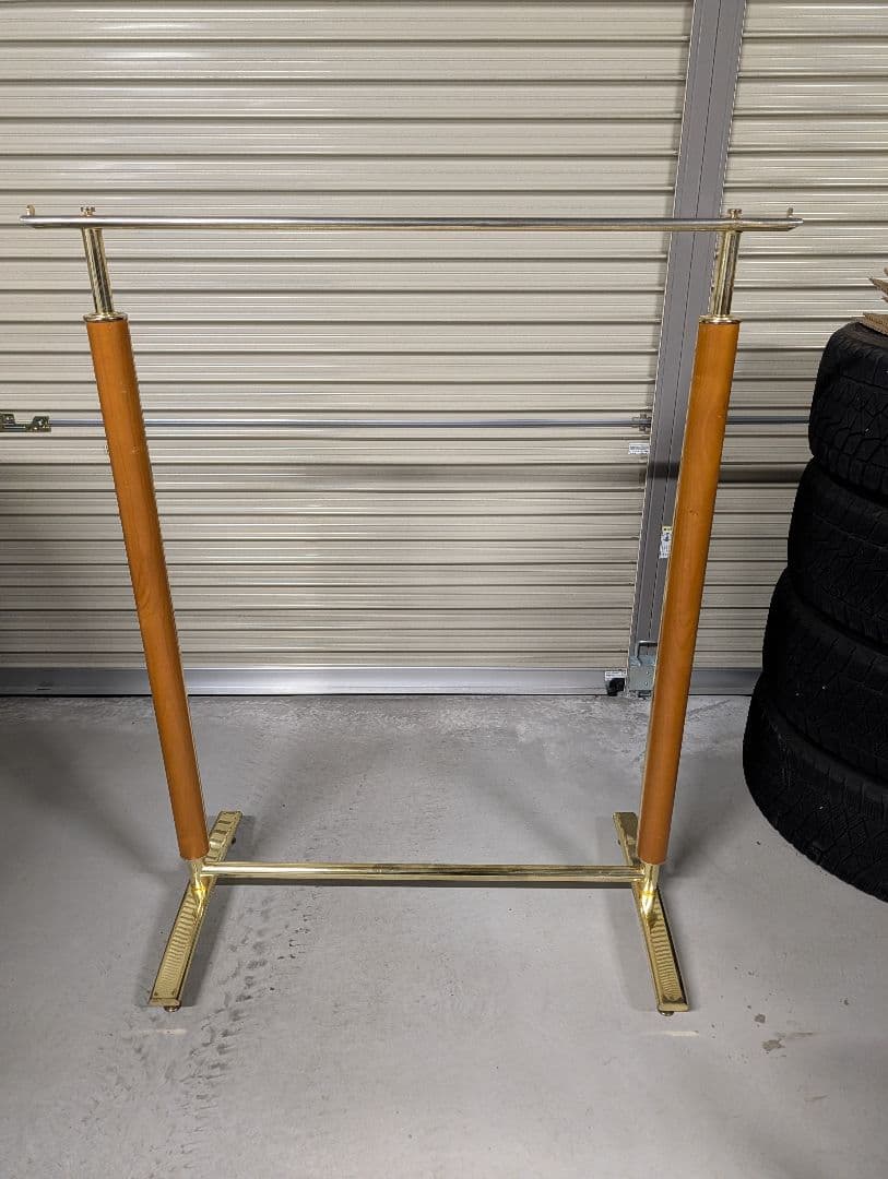 金色と木製のハンガーラック