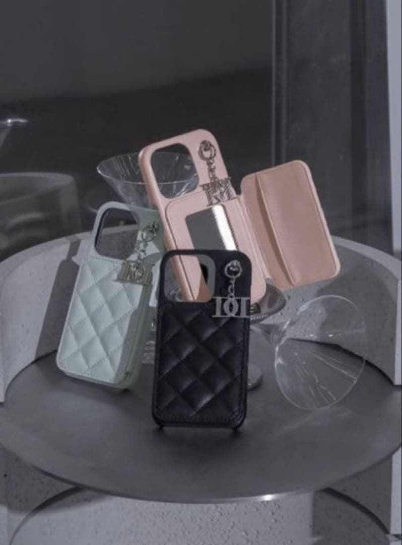 ダーリッチ　キルティングミラーDDチャームiPhoneケース　15pro