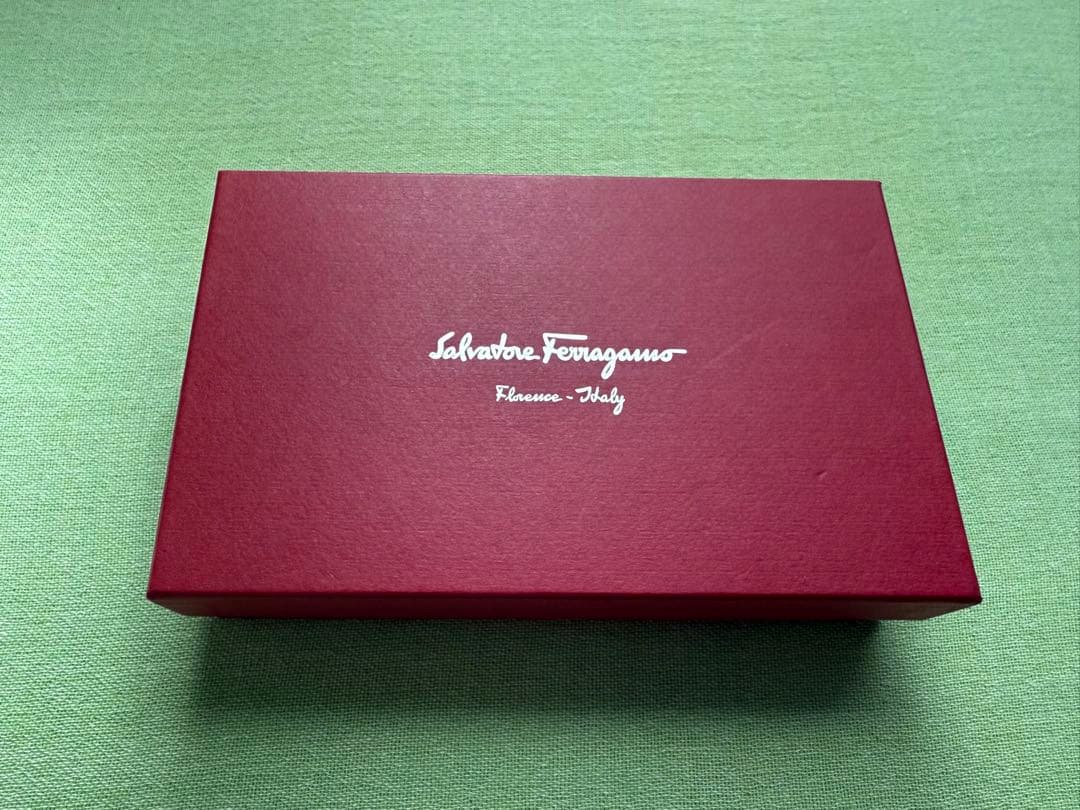 箱付美品　フェラガモ長財布ヴァラリボン黒革