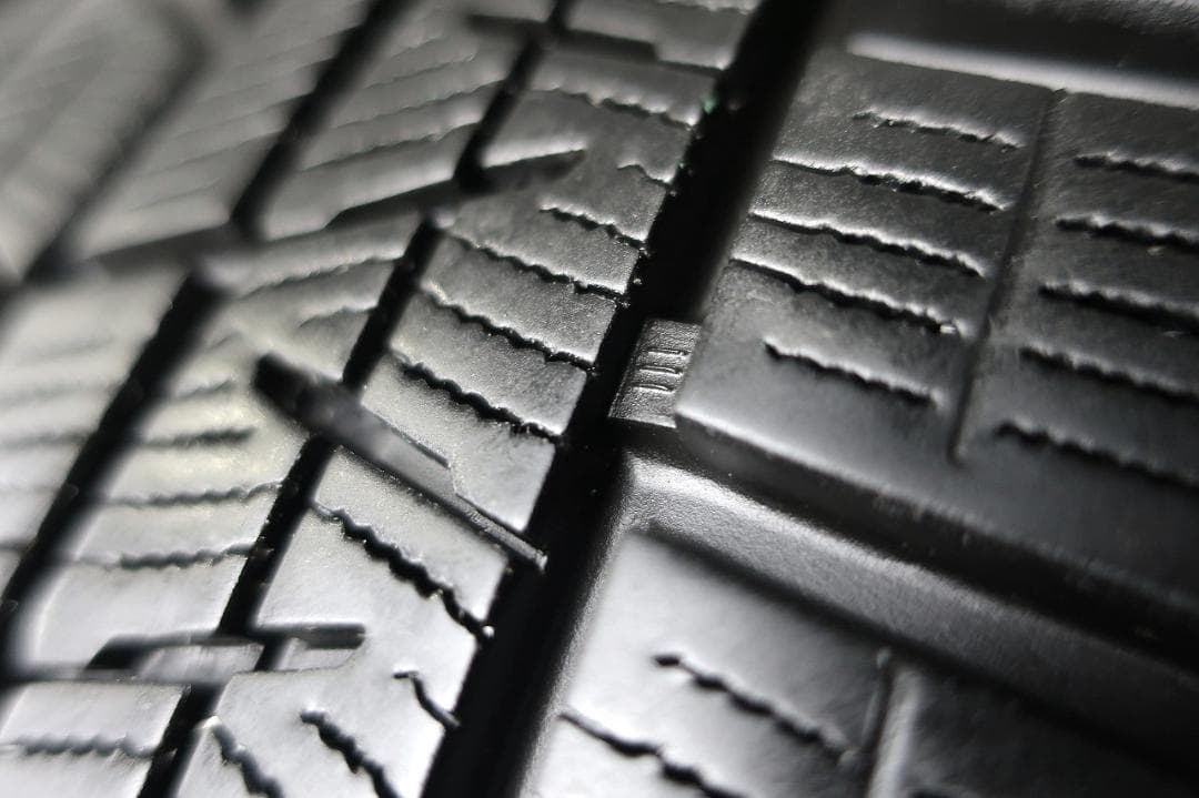 トヨタ純正 200系 クラウン ロイヤル 国産スタッドレス 215/60R16