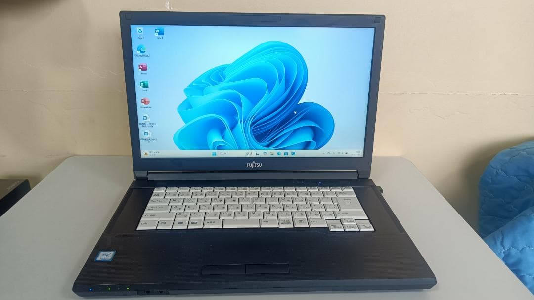 美品ノートパソコンFUJITSU第八世代Core i5 SSD256Gメモリ8G