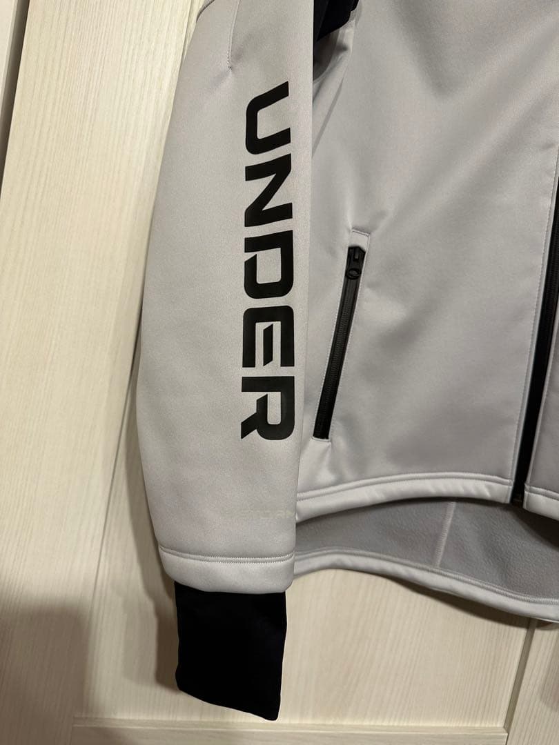 【極美品】値下げ　アンダーアーマー　STORM Ｍサイズ　パーカー　ホワイト