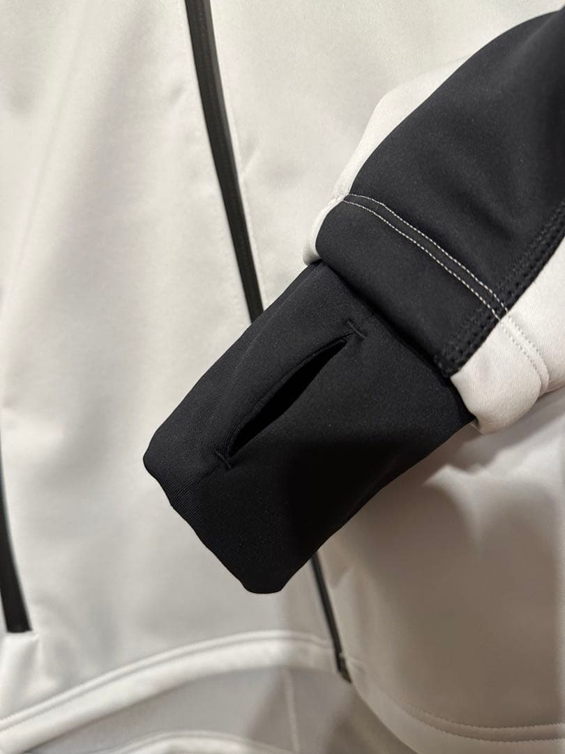 【極美品】値下げ　アンダーアーマー　STORM Ｍサイズ　パーカー　ホワイト