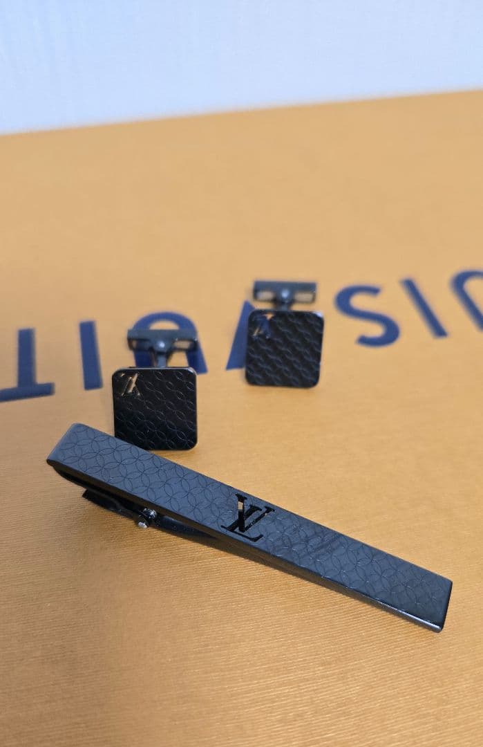 ルイ・ヴィトン ブラック カフリンクス タイバーセット