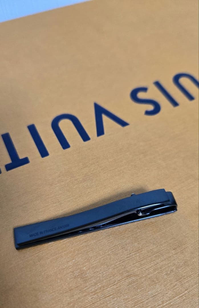 ルイ・ヴィトン ブラック カフリンクス タイバーセット