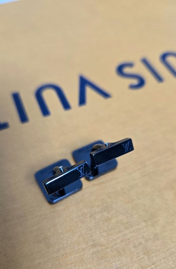 ルイ・ヴィトン ブラック カフリンクス タイバーセット