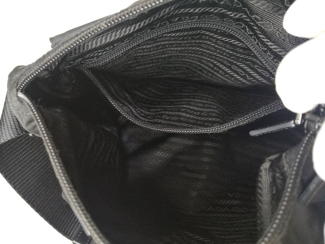 PRADA ブラック ショルダーバッグ 三角プレート 斜め掛け ナイロン