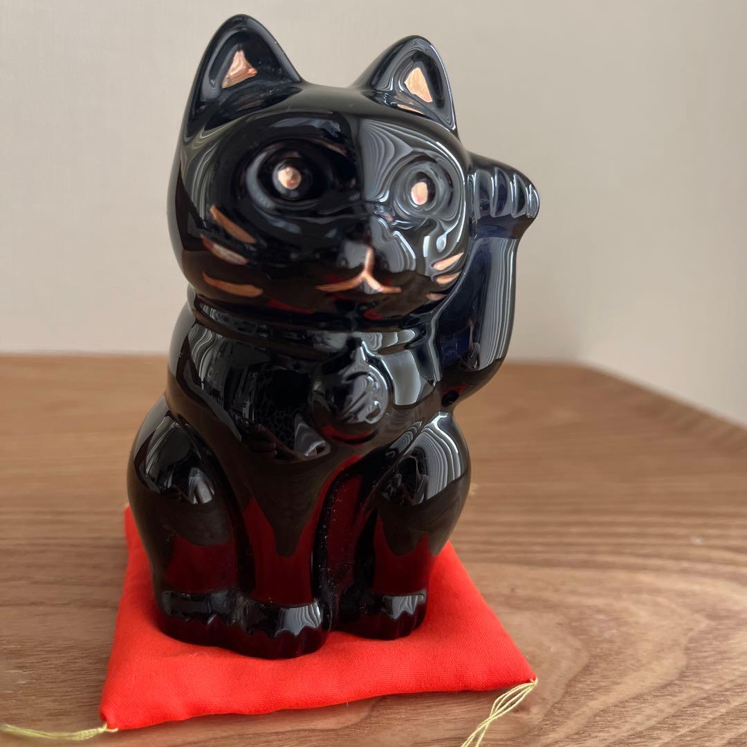 バカラ　黒い招き猫 陶器製 赤い台座付き