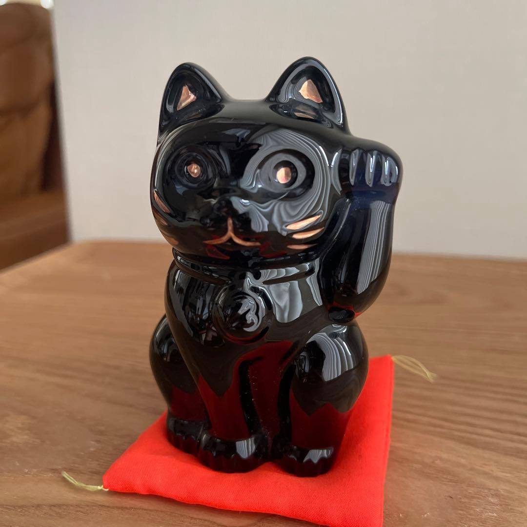 バカラ　黒い招き猫 陶器製 赤い台座付き