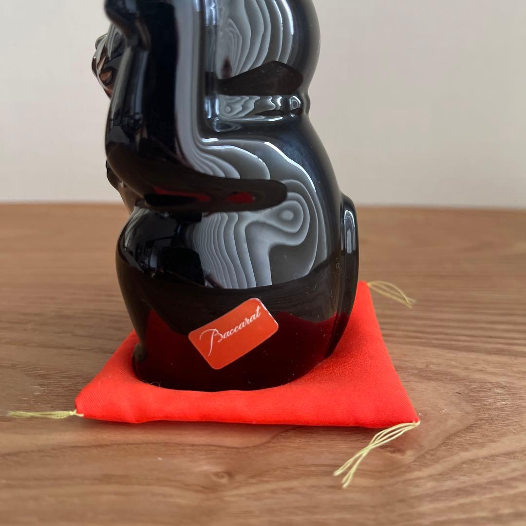 バカラ　黒い招き猫 陶器製 赤い台座付き