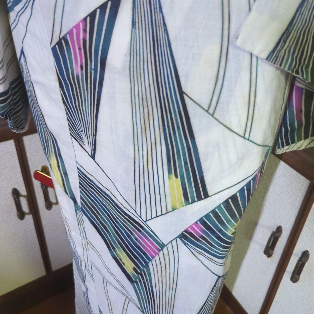 乳白色の地に描かれました美しい線模様が雰囲気のあるアンティーク、注染めの浴衣です