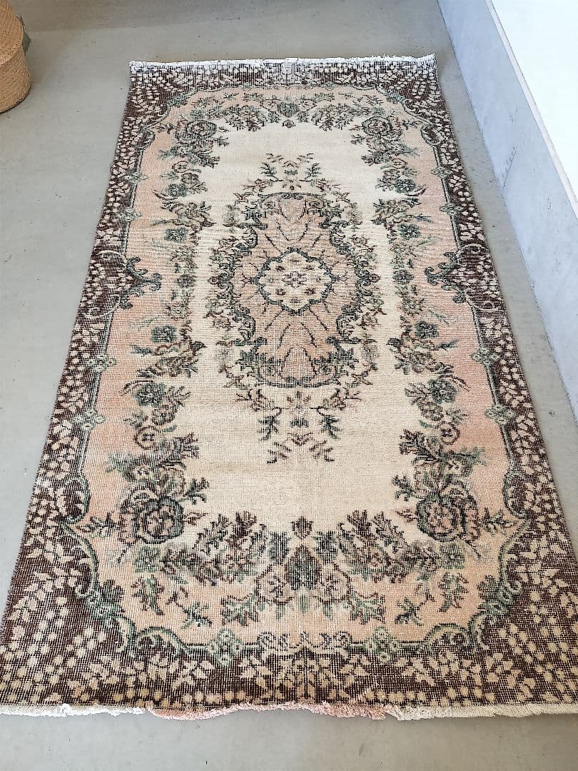 ダークブラウンとピーチベージュのヴィンテージラグ　石田ゆり子さん　No.740