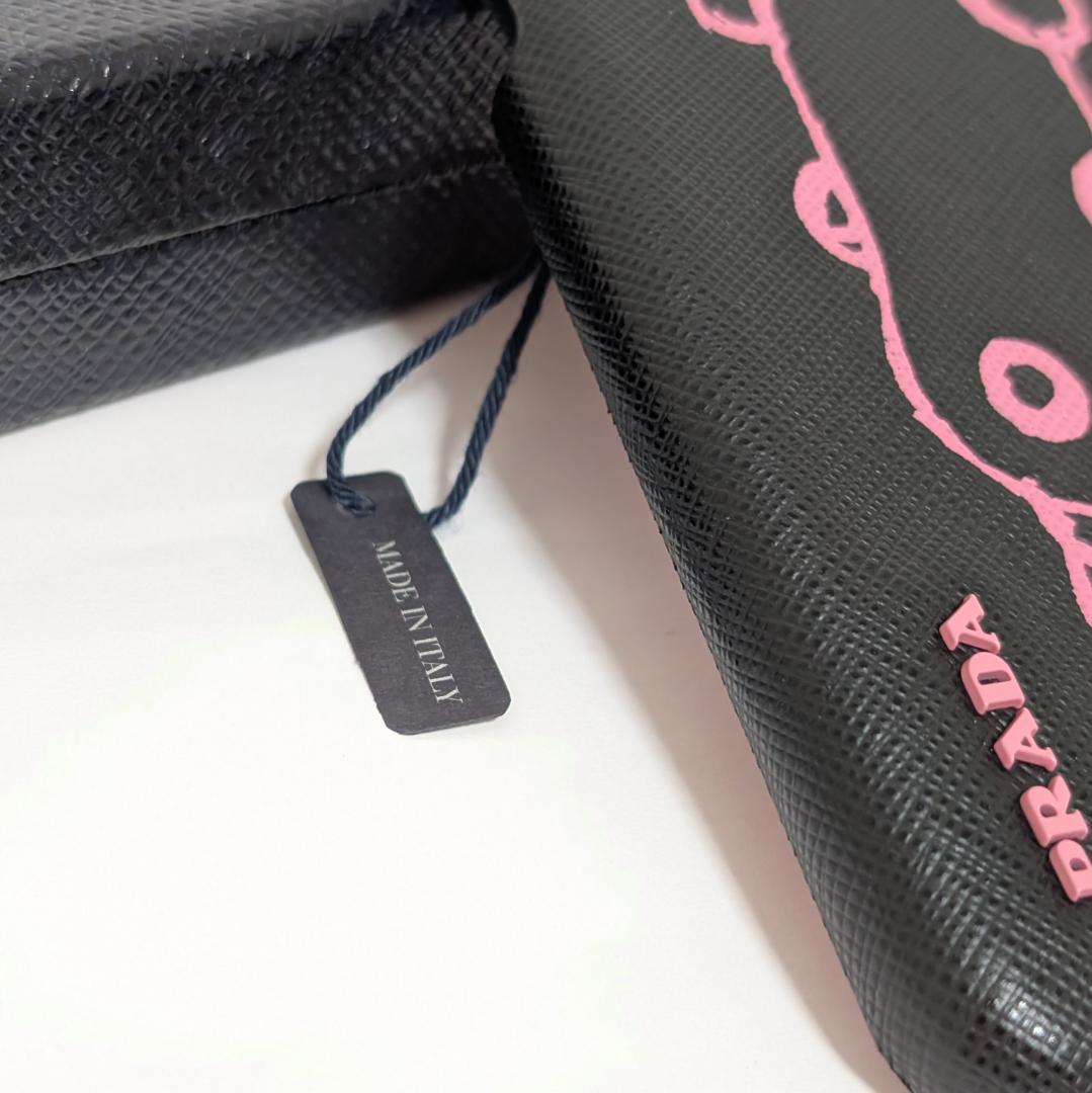 PRADA iPhone X / Xsケース 型押しロゴ レザー 黒×ピンク 犬