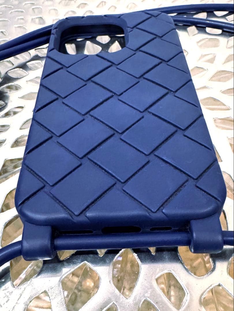 ボッテガヴェネタ★iPhone15Proシリコンケースストラップ付き