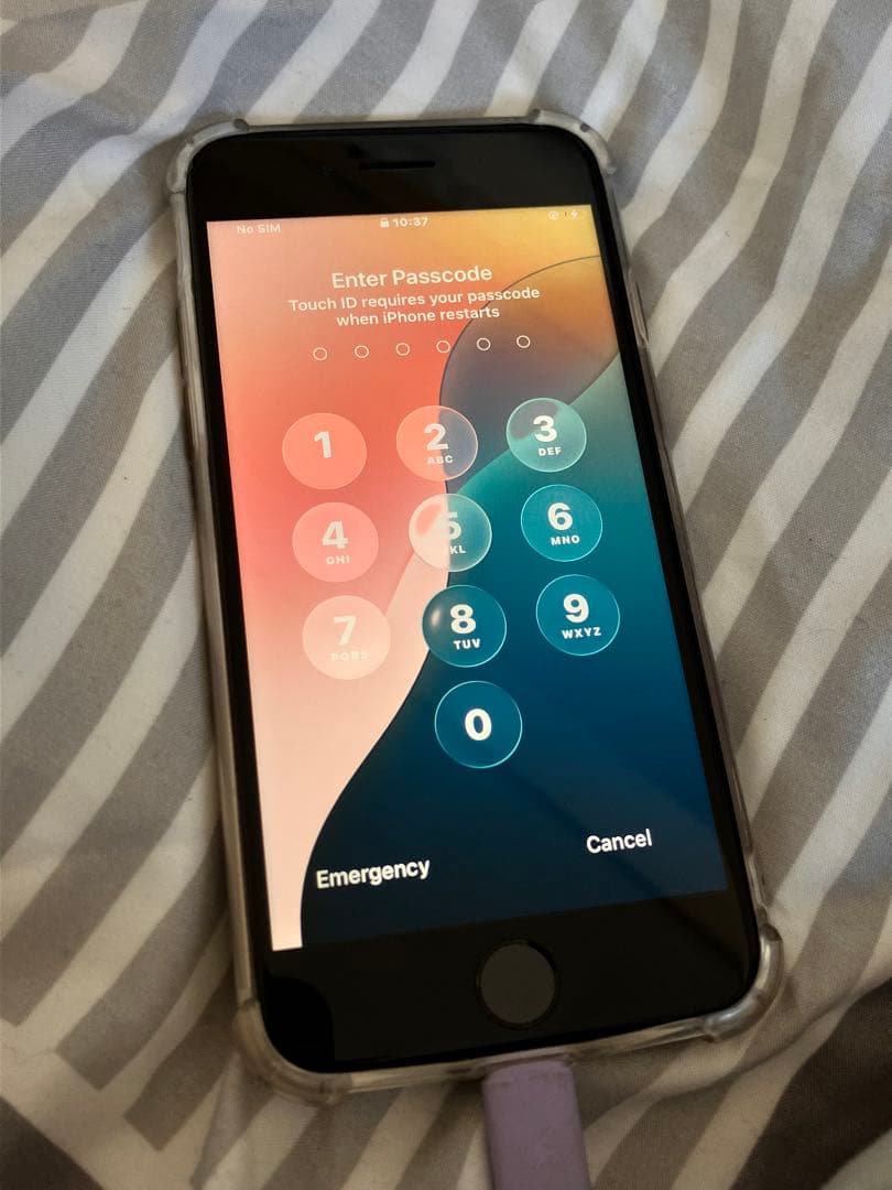 iPhone SE3 64G ホワイト 本体 ケース充電器付き