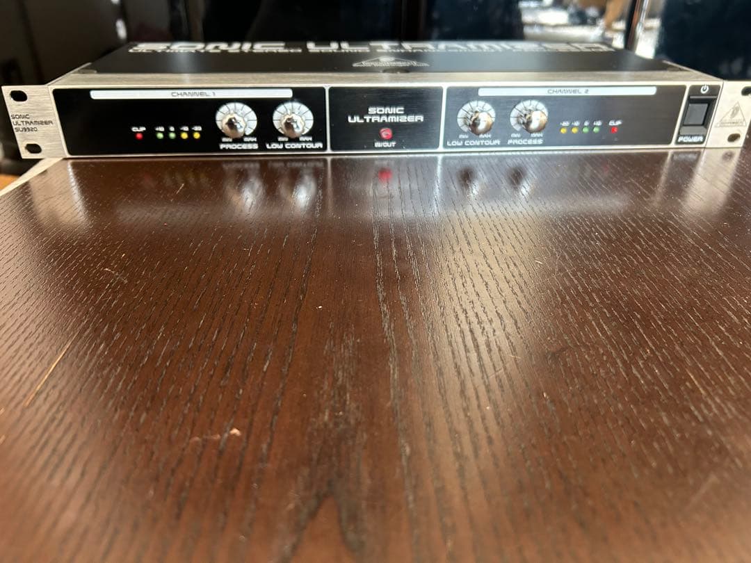 簡単操作で音に明瞭感、迫力を付加する2チャンネルプロセッサー