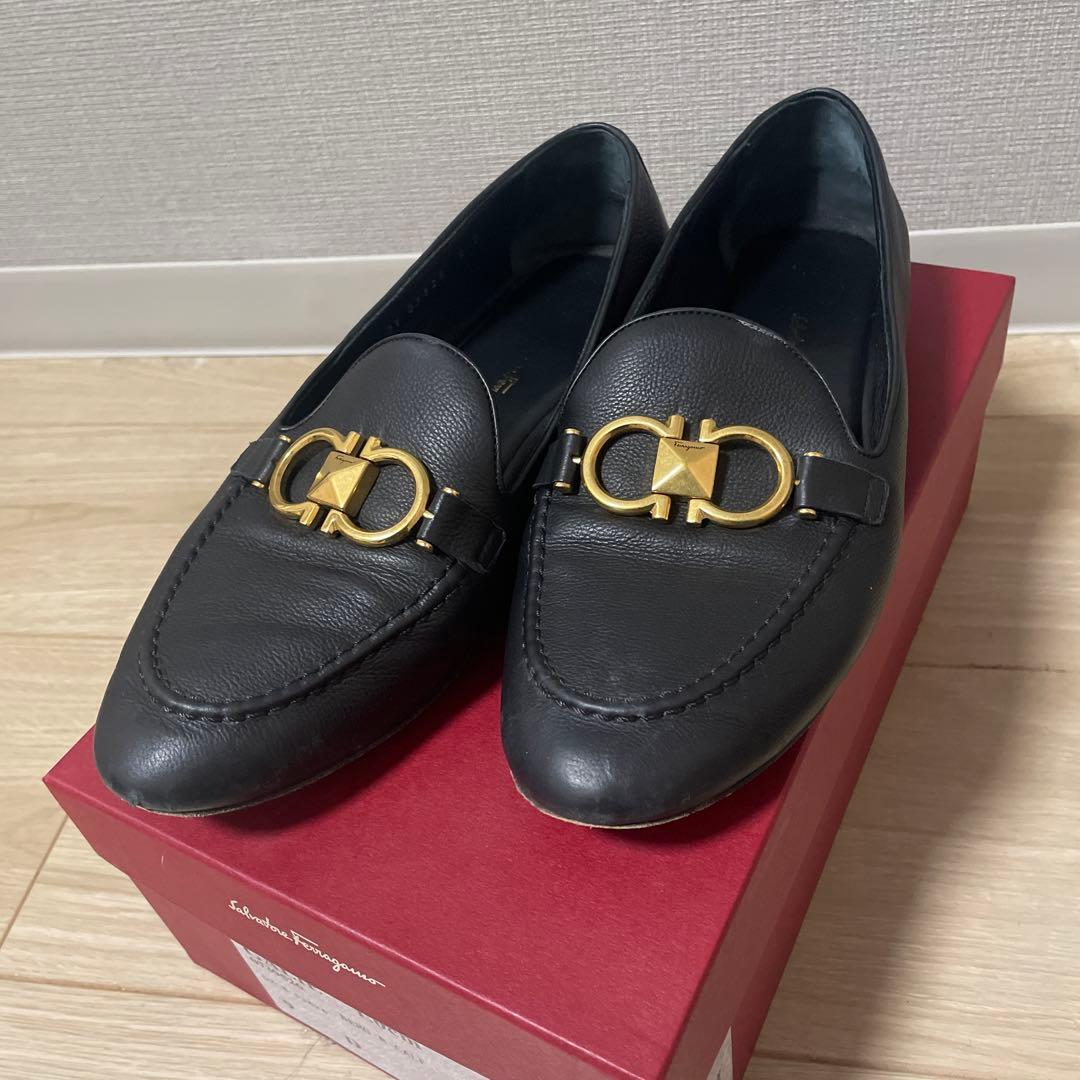 フェラガモ ブラックレザー ローファー ガンチーニ９Ｄ