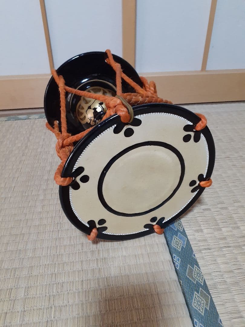 伝統的な和楽器 鼓 黒と金の装飾