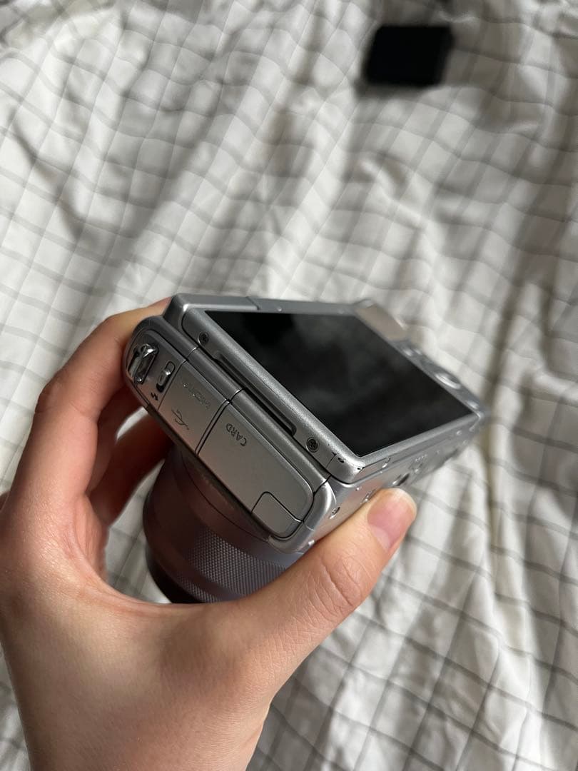 【最安値】Canon EOS M100 グレー 15-45mmレンズ付き