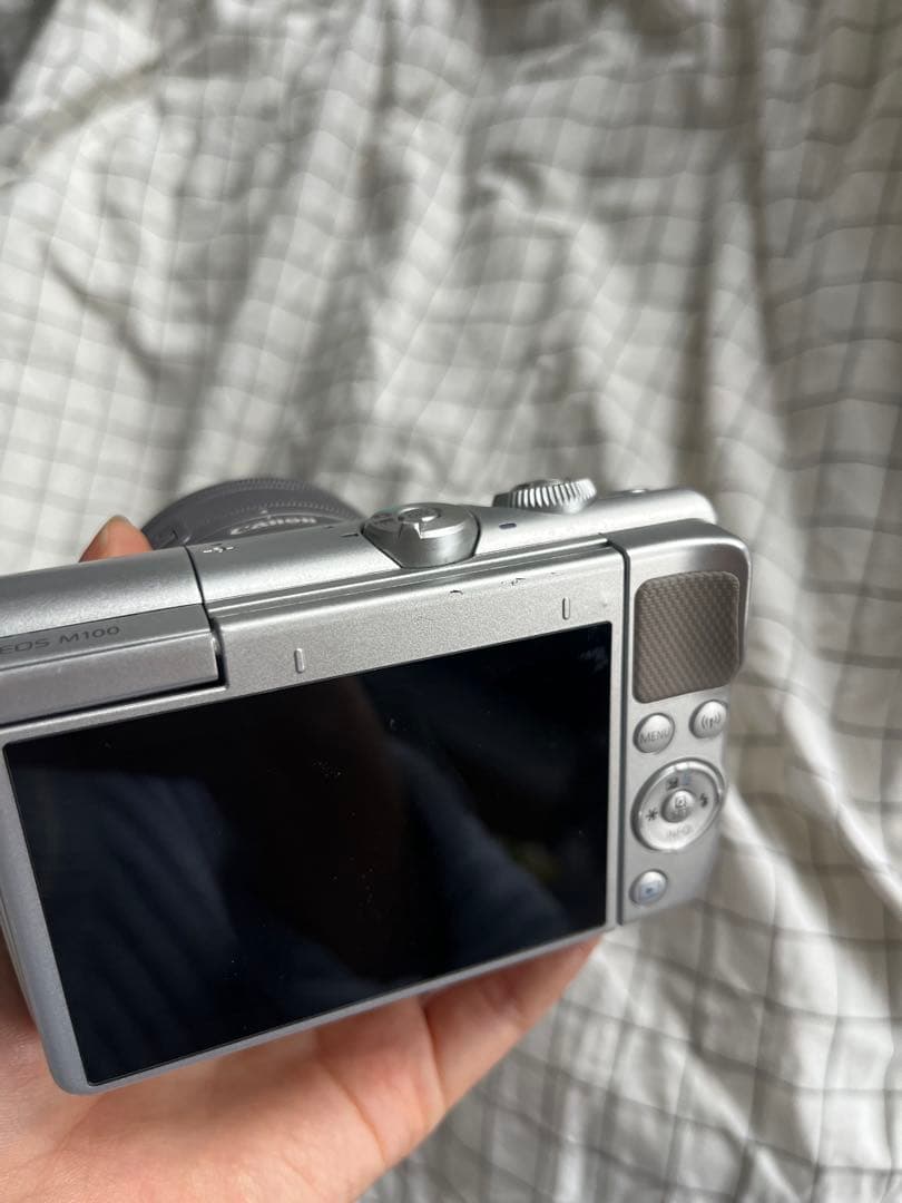 【最安値】Canon EOS M100 グレー 15-45mmレンズ付き