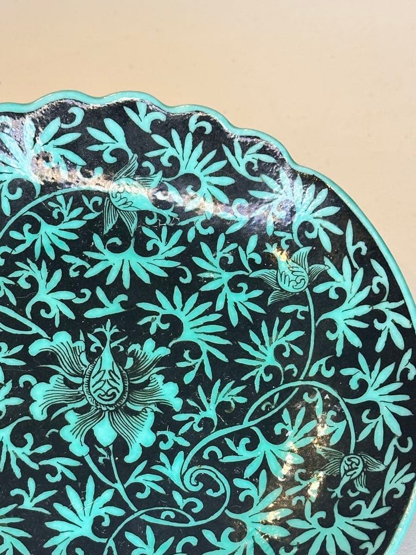 清代 大清乾隆年製 底款 黒地緑釉 花卉紋 皿 美術品 古陶磁