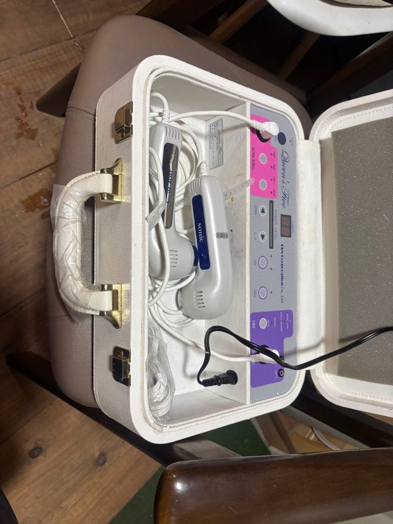 Queen’s Five 美顔器 超音波 イオン導入 ケース付き