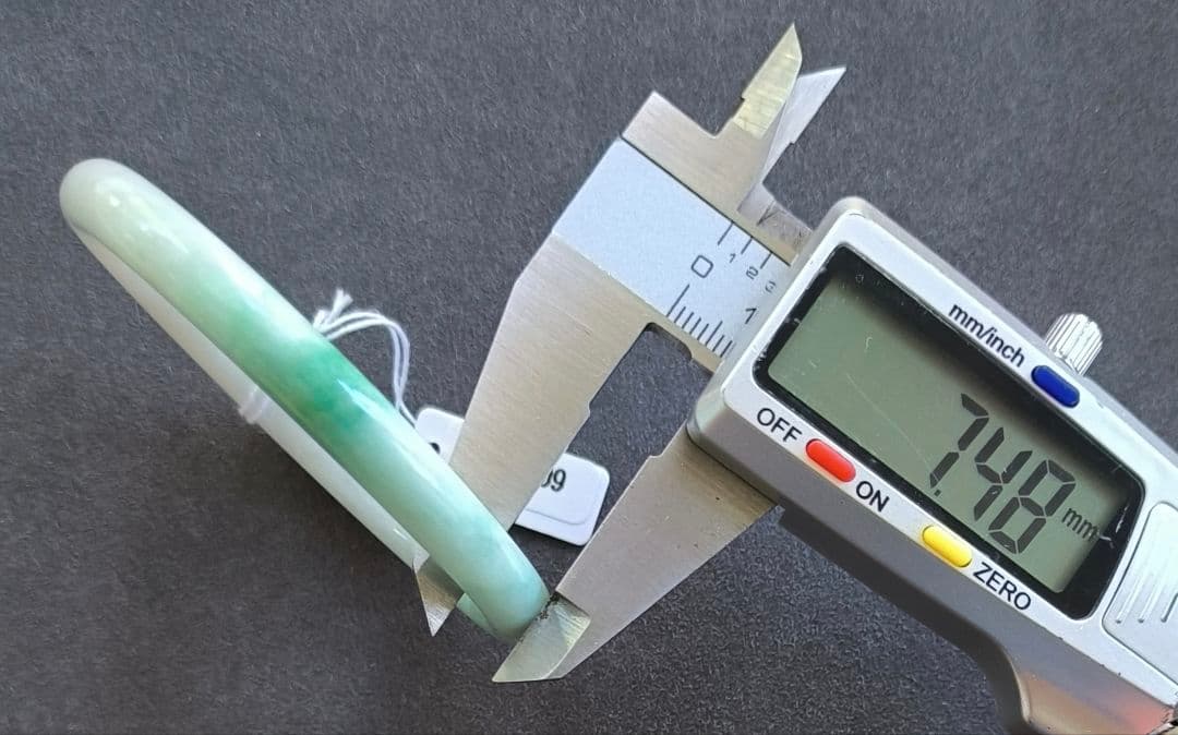 【日本鑑別書付:細条】ミャンマー産本翡翠のバングル（内径55ミリ）8609