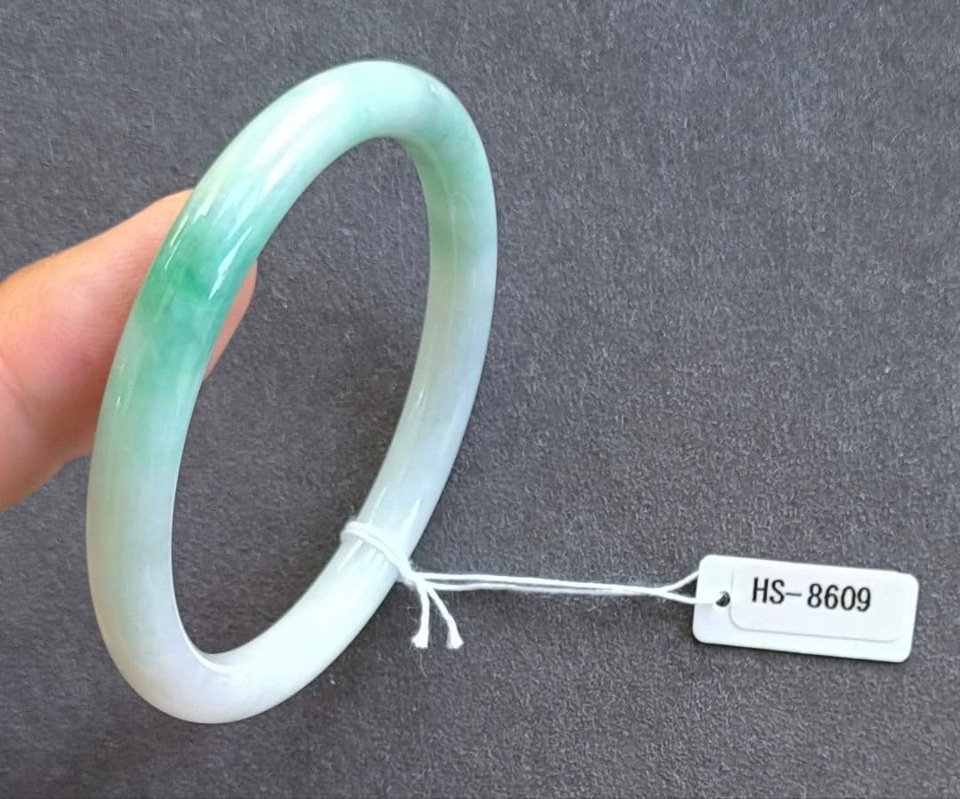 【日本鑑別書付:細条】ミャンマー産本翡翠のバングル（内径55ミリ）8609