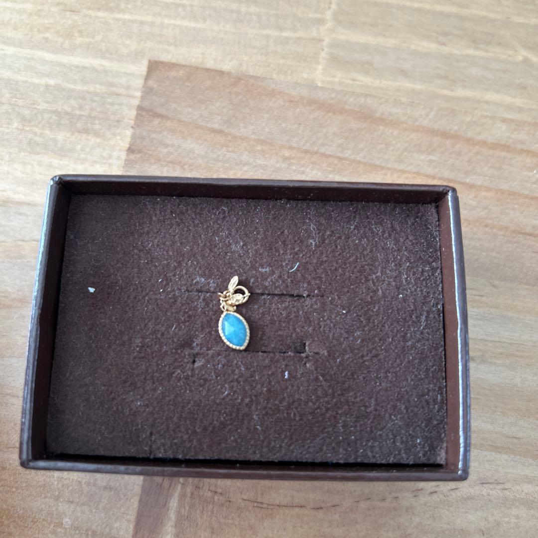 ゴールドチャーム 青色ストーン付き