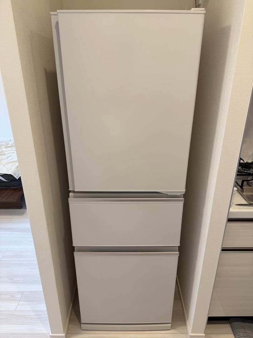 ホワイト冷蔵庫 3段棚付き