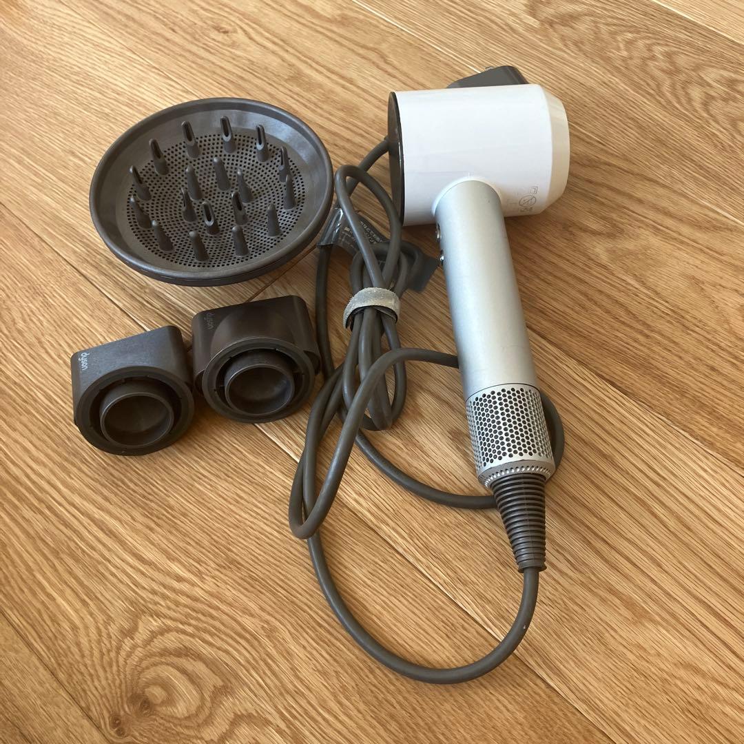 ダイソン　ホワイト シルバー ヘアドライヤー アタッチメント付き