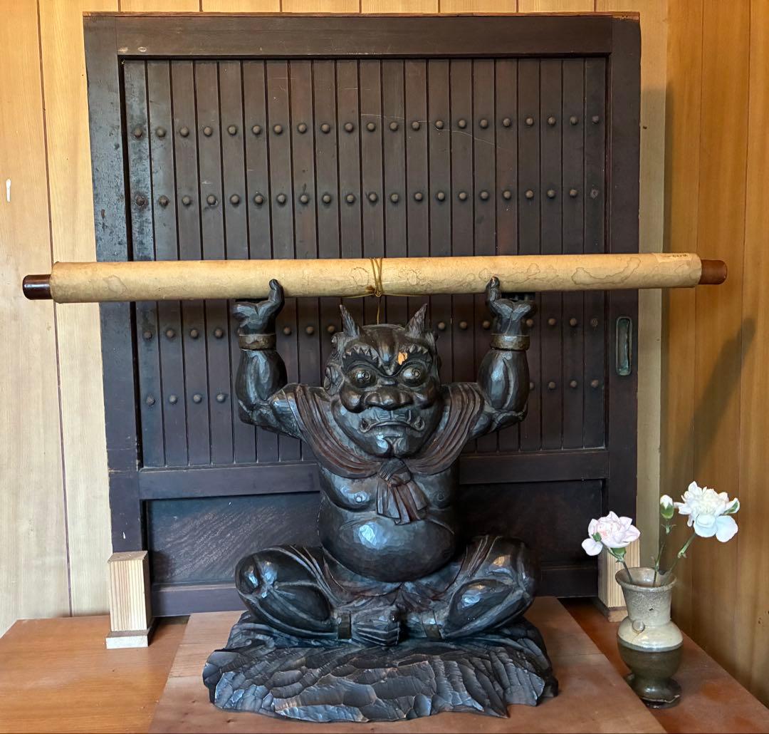 漆黒の鬼の軸受け　黒漆が塗布された鬼 掛け軸　ノミでザクザク彫られた鬼